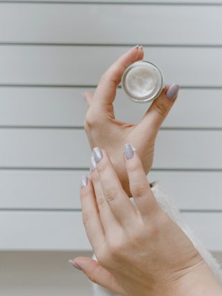 Místo předsevzetí dopřejte pokožce… ✨ … čas. ⏳ Pokožka se hojí vlastním tempem. Nespěchejte na ni, ani na sebe. … jemnost....